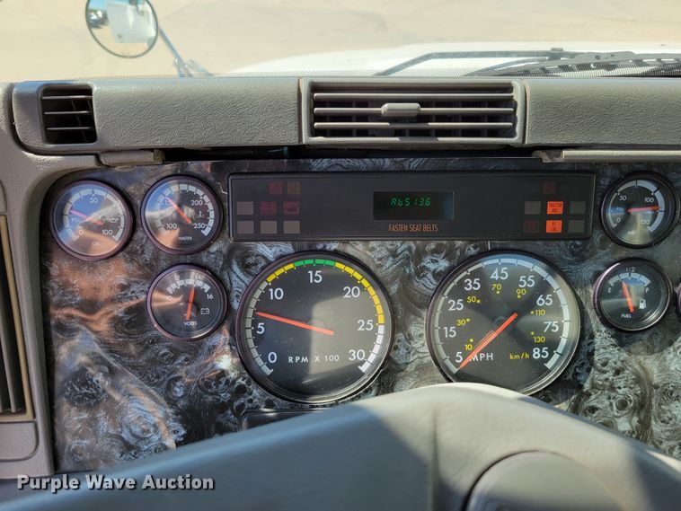 image for item DM2401 2003 Freightliner Columbia  semi truck