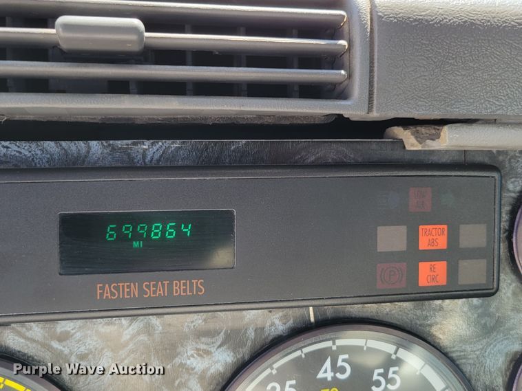 image for item DM2401 2003 Freightliner Columbia  semi truck