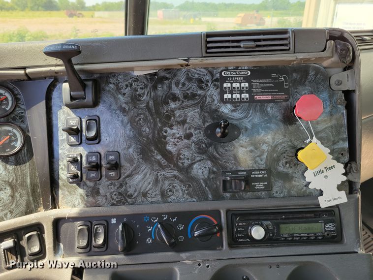 image for item DM2401 2003 Freightliner Columbia  semi truck