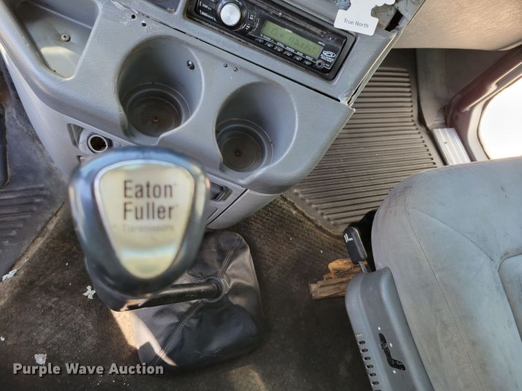 image for item DM2401 2003 Freightliner Columbia  semi truck