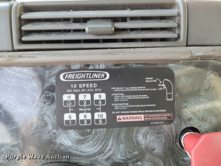 image for item DM2401 2003 Freightliner Columbia  semi truck