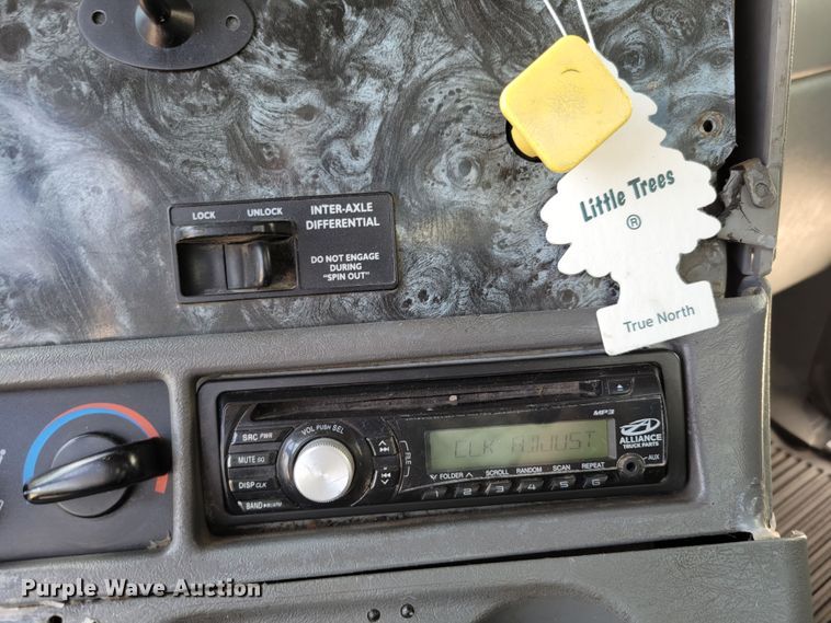 image for item DM2401 2003 Freightliner Columbia  semi truck