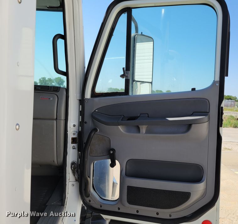 image for item DM2401 2003 Freightliner Columbia  semi truck