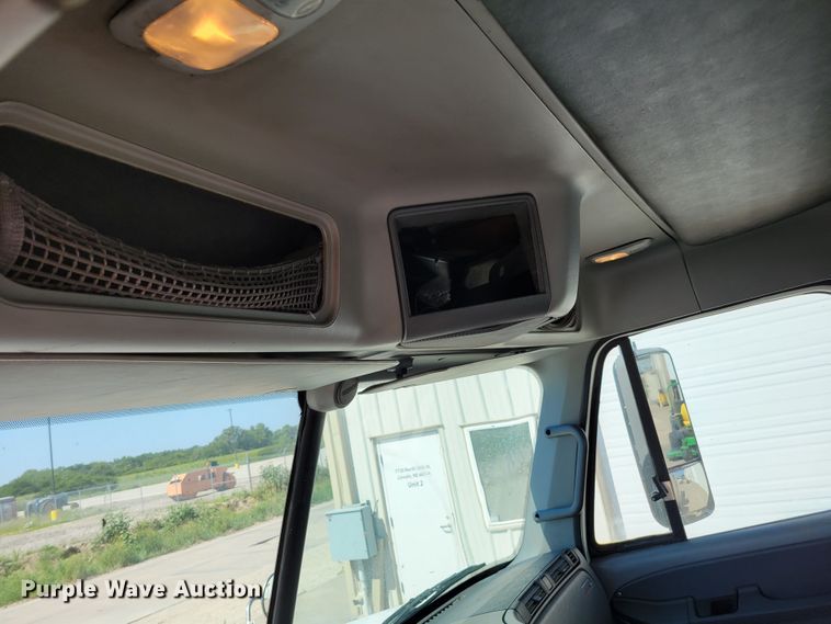 image for item DM2401 2003 Freightliner Columbia  semi truck