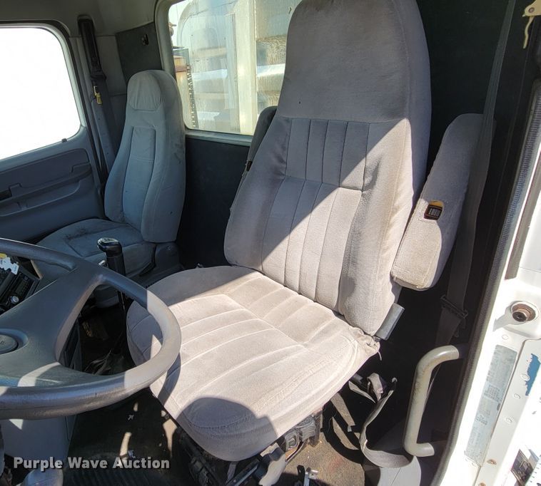 image for item DM2401 2003 Freightliner Columbia  semi truck