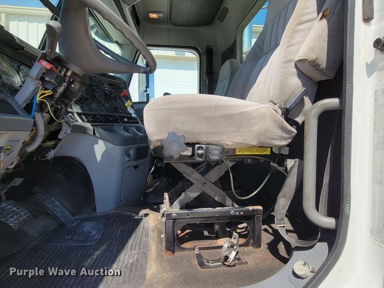 image for item DM2401 2003 Freightliner Columbia  semi truck