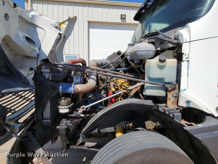 image for item DM2401 2003 Freightliner Columbia  semi truck