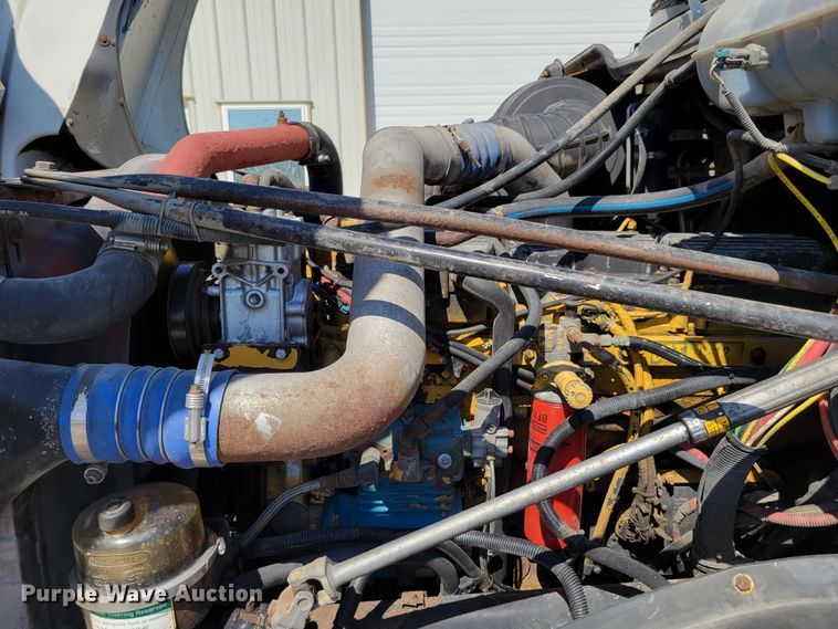 image for item DM2401 2003 Freightliner Columbia  semi truck