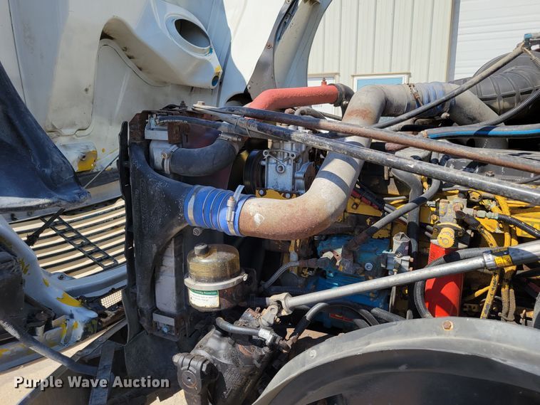 image for item DM2401 2003 Freightliner Columbia  semi truck