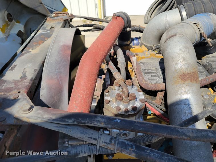 image for item DM2401 2003 Freightliner Columbia  semi truck