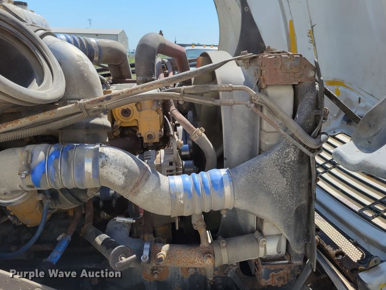 image for item DM2401 2003 Freightliner Columbia  semi truck