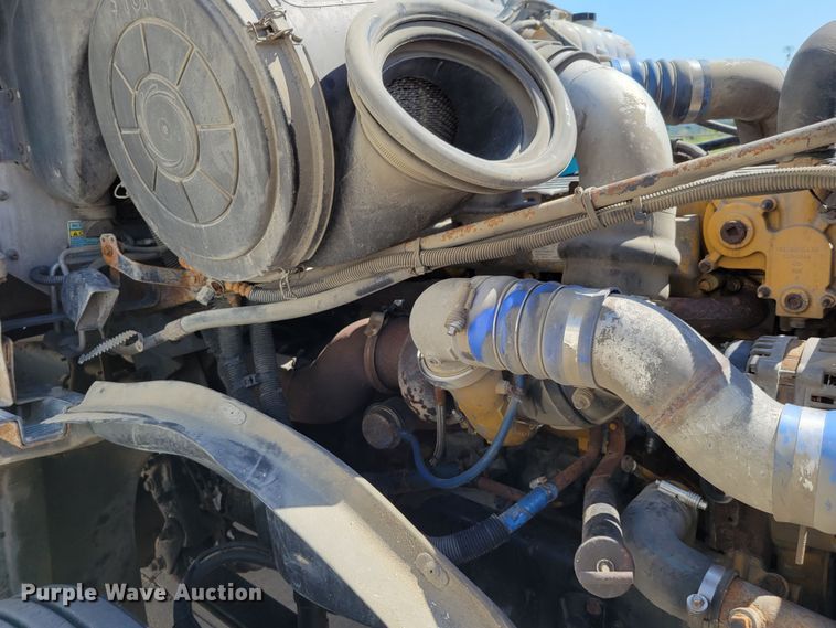 image for item DM2401 2003 Freightliner Columbia  semi truck