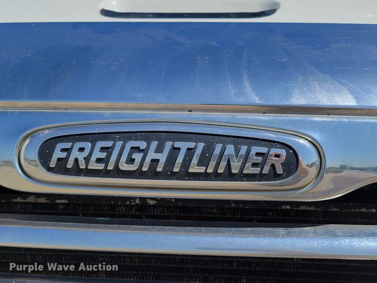 image for item DM2401 2003 Freightliner Columbia  semi truck