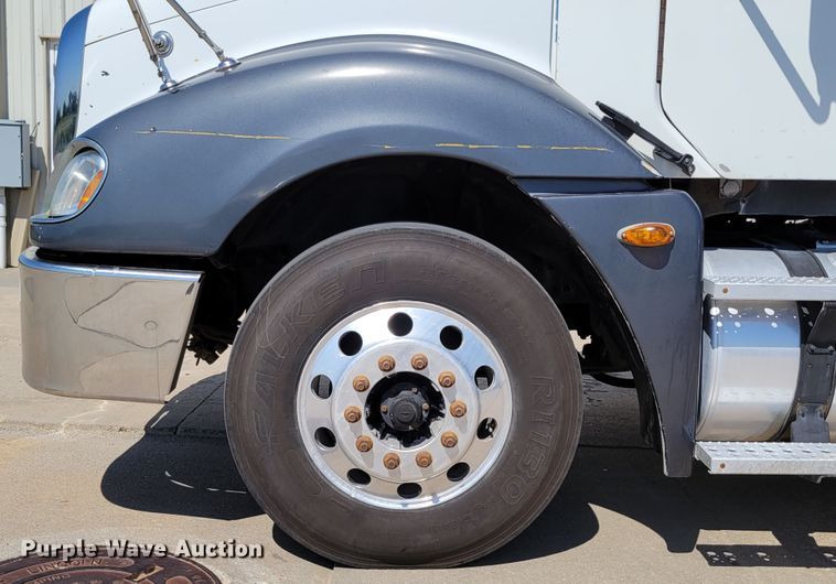 image for item DM2401 2003 Freightliner Columbia  semi truck