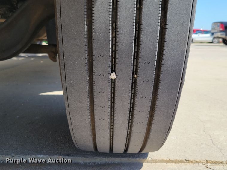 image for item DM2401 2003 Freightliner Columbia  semi truck