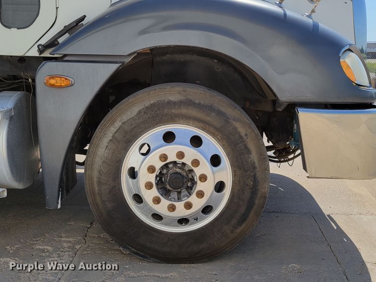 image for item DM2401 2003 Freightliner Columbia  semi truck