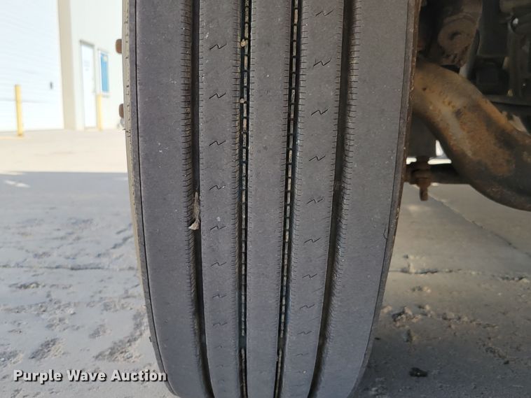 image for item DM2401 2003 Freightliner Columbia  semi truck