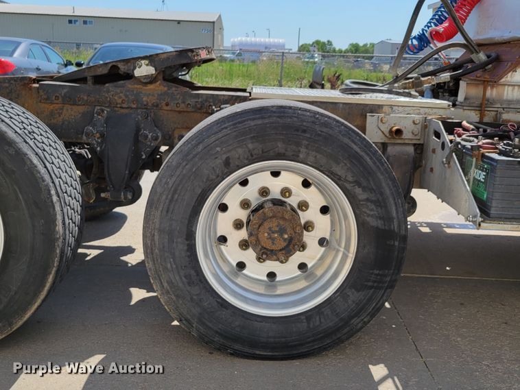 image for item DM2401 2003 Freightliner Columbia  semi truck