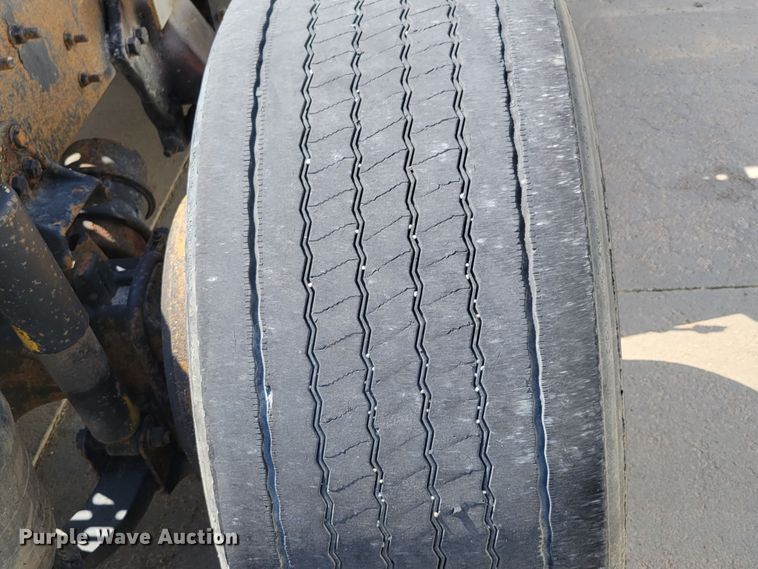 image for item DM2401 2003 Freightliner Columbia  semi truck