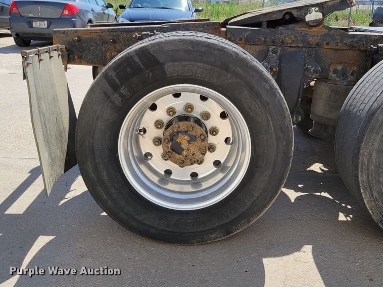 image for item DM2401 2003 Freightliner Columbia  semi truck