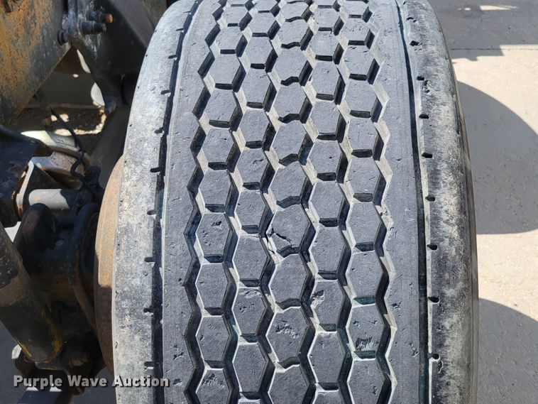 image for item DM2401 2003 Freightliner Columbia  semi truck