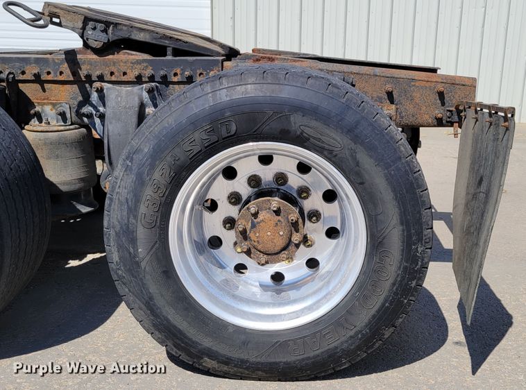 image for item DM2401 2003 Freightliner Columbia  semi truck