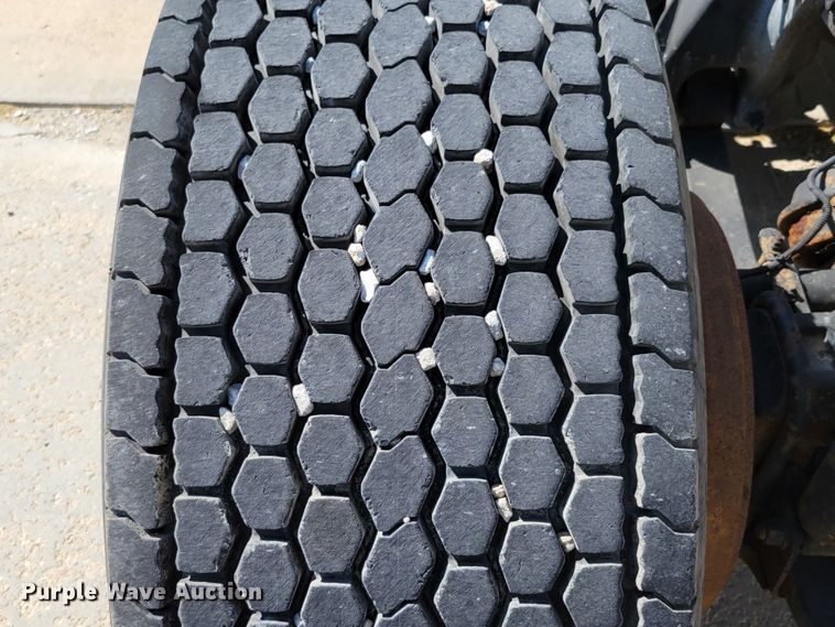 image for item DM2401 2003 Freightliner Columbia  semi truck