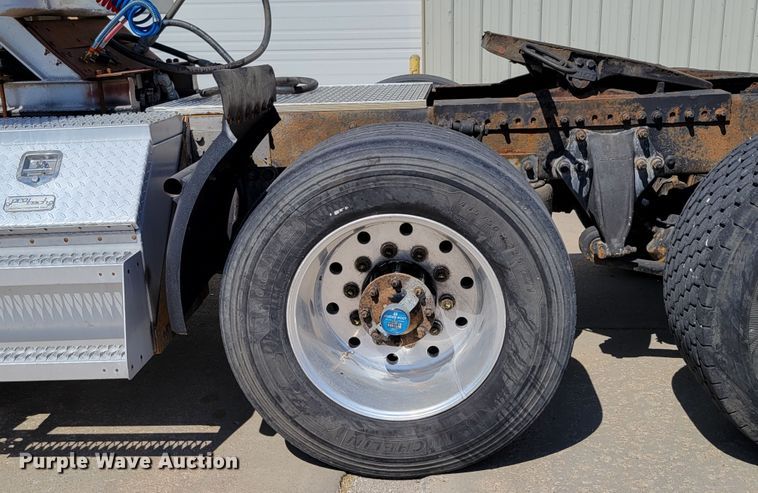 image for item DM2401 2003 Freightliner Columbia  semi truck