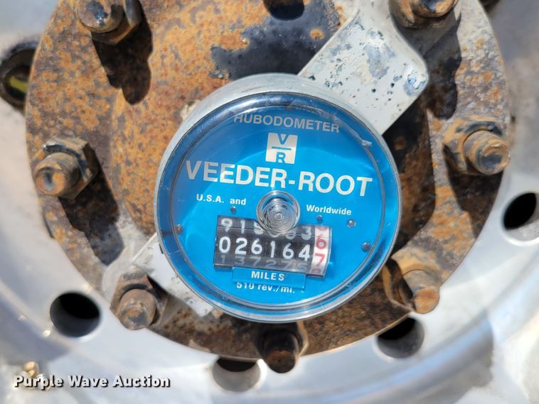 image for item DM2401 2003 Freightliner Columbia  semi truck