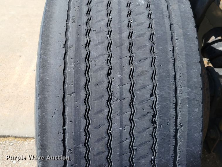 image for item DM2401 2003 Freightliner Columbia  semi truck