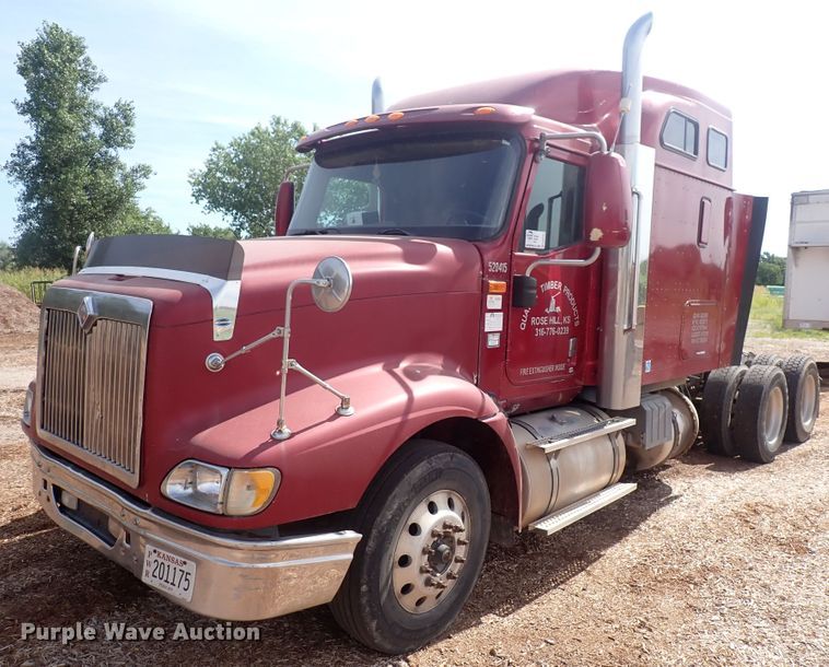 image for item DN0481 2005 International 9400i  semi truck