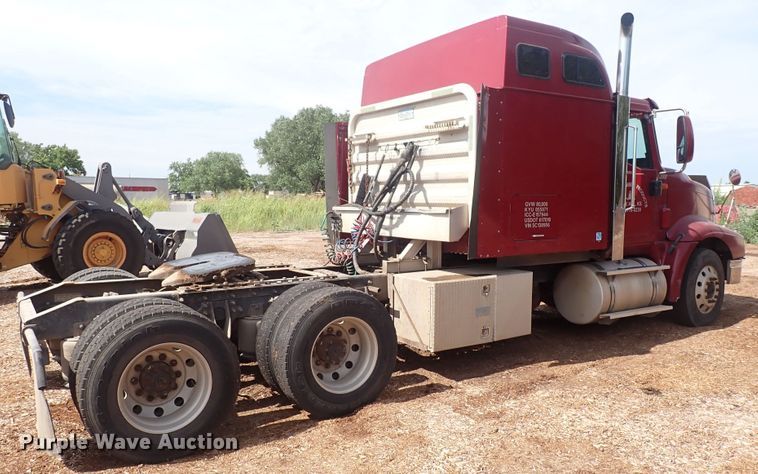 image for item DN0481 2005 International 9400i  semi truck