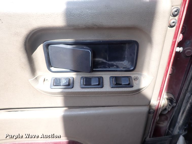 image for item DN0481 2005 International 9400i  semi truck