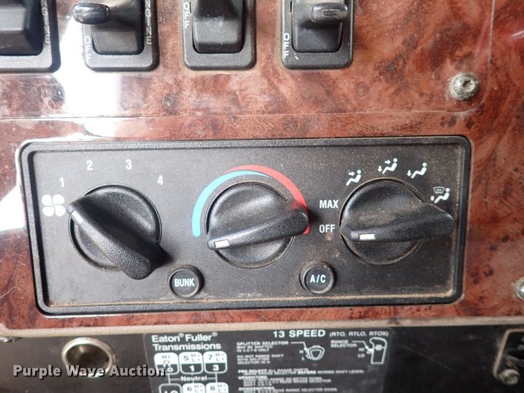 image for item DN0481 2005 International 9400i  semi truck