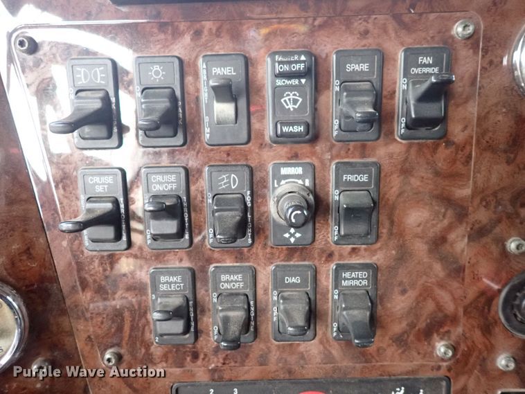 image for item DN0481 2005 International 9400i  semi truck