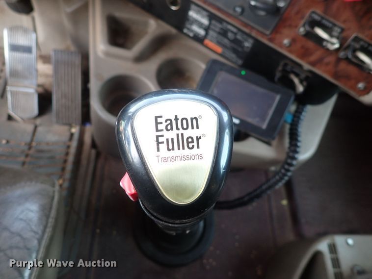 image for item DN0481 2005 International 9400i  semi truck