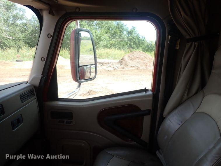 image for item DN0481 2005 International 9400i  semi truck