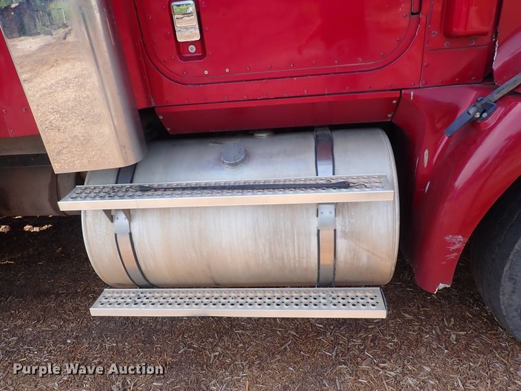 image for item DN0481 2005 International 9400i  semi truck