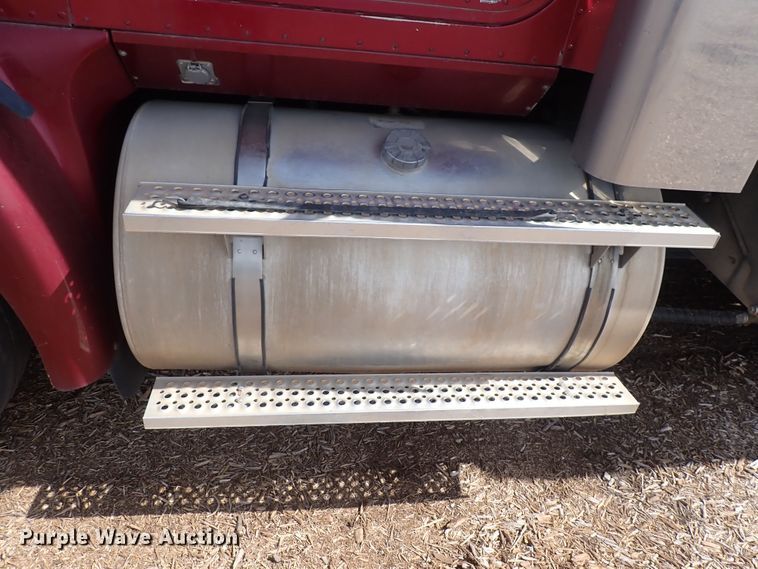 image for item DN0481 2005 International 9400i  semi truck