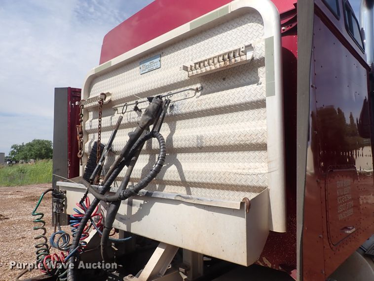 image for item DN0481 2005 International 9400i  semi truck