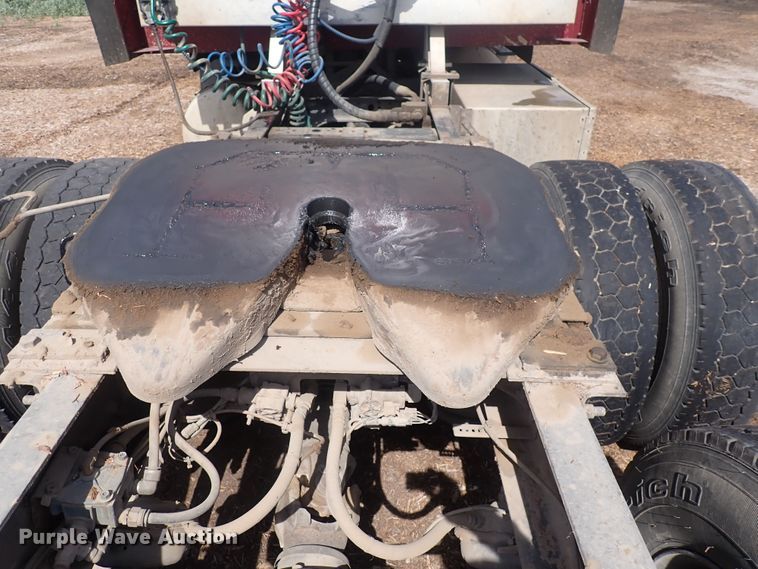 image for item DN0481 2005 International 9400i  semi truck