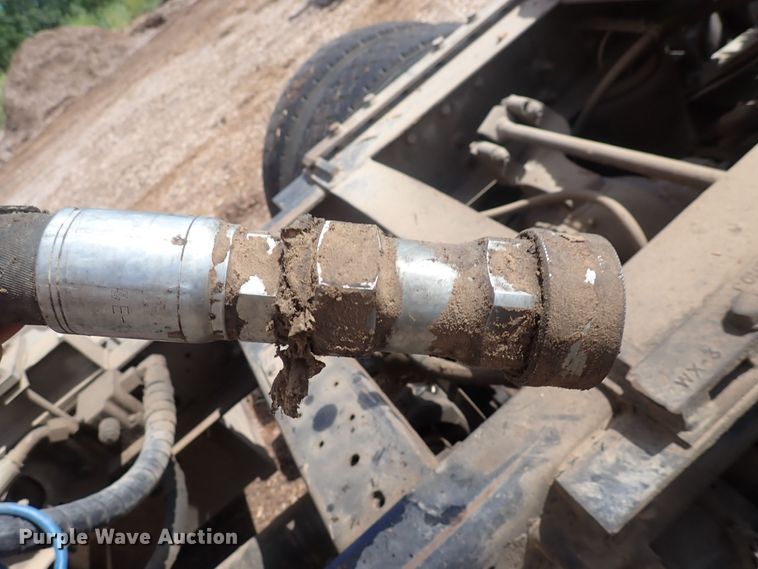 image for item DN0481 2005 International 9400i  semi truck