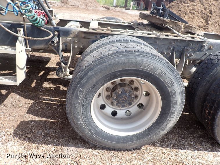 image for item DN0481 2005 International 9400i  semi truck