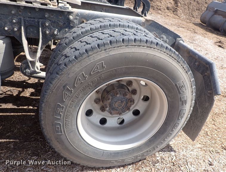 image for item DN0481 2005 International 9400i  semi truck