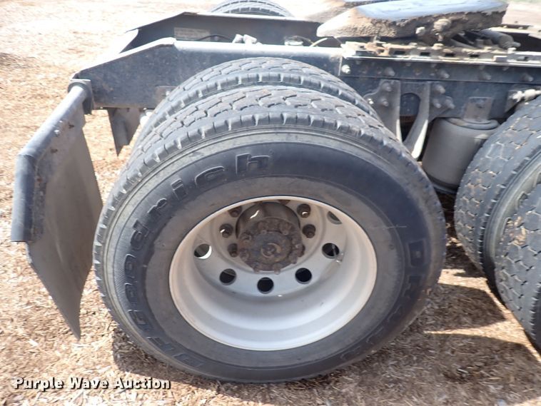 image for item DN0481 2005 International 9400i  semi truck