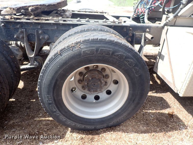 image for item DN0481 2005 International 9400i  semi truck