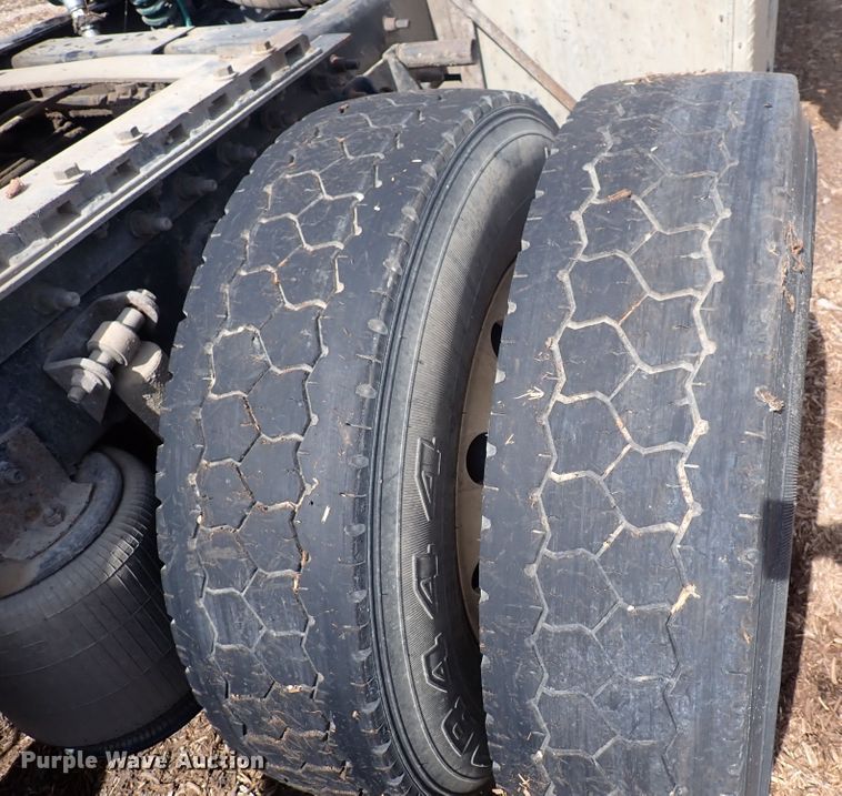 image for item DN0481 2005 International 9400i  semi truck