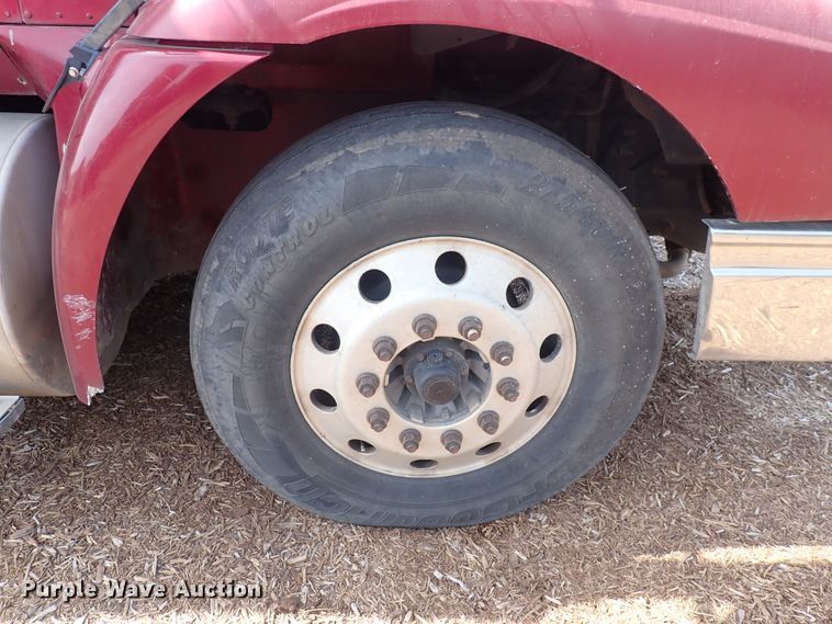 image for item DN0481 2005 International 9400i  semi truck