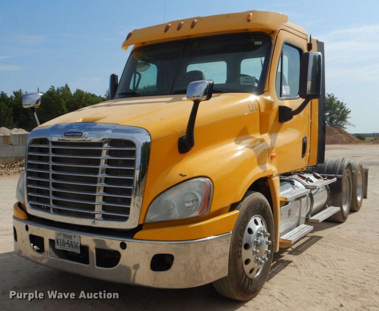 image for item DO1443 2015 Freightliner Cascadia  semi truck