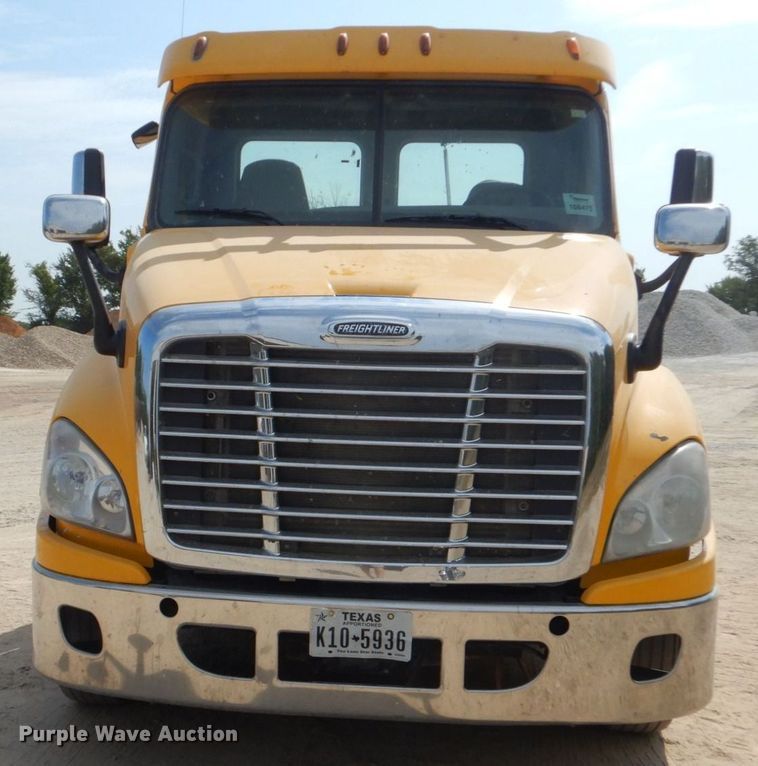 image for item DO1443 2015 Freightliner Cascadia  semi truck